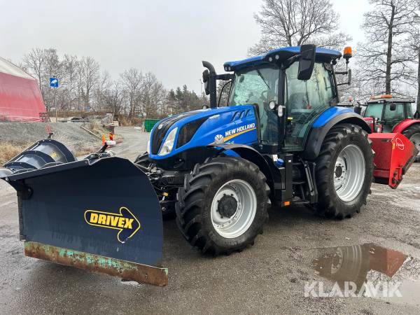 Traktor New Holland T6.145 med vikplog & sandspridare