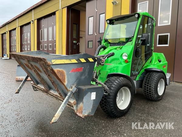 Redskapsbärare/Kompaktlastare Avant 760i med plog, sandspridare, skopor och gafflar