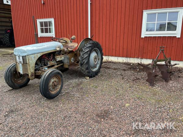 Veterantraktor Massey Ferguson Grålle TE-A 20 med plog