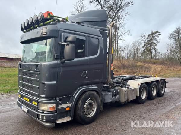 Lastbil Scania R124G 420 8x4 med hyva lastväxlare